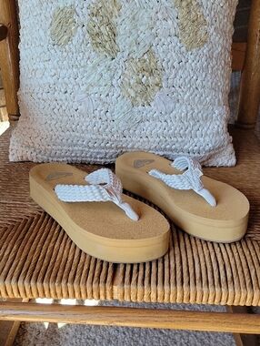 Roxy Porto platform off white flip flops, size 6